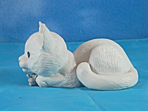 Enesco Kathy Wise Porcelain White Lying Cat With Mouse