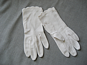 Vintage White Scallop Gloves